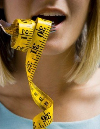 3. Người gầy không bao giờ ăn cơm như “chữa cháy”. Ăn nhanh, không nhai kỹ là một nguyên nhân dễ dấn đến tăng cân, những người bình thường nếu ăn không đúng giờ sẽ cảm thấy rất đói và không thể chịu được. Nhưng người gầy họ không có cảm giác đó, dường như họ rất ít khi thấy đói vì đòi hỏi năng lượng nạp vào của cơ thể họ khá ít, nên họ có thể nhịn đói giỏi hơn những người khác.