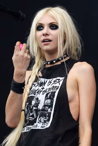 Taylor Momsen cũng "nghiện" phong cách khoe vòng một một bên.