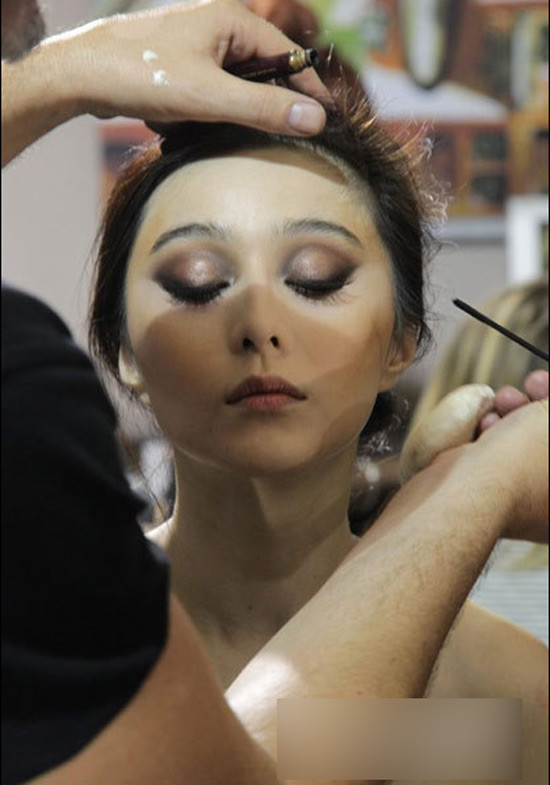 Khuôn mặt của Phạm Băng Băng tròn và nhỏ dần về hướng cằm. Khuôn mặt của Phạm Băng Băng tròn và nhỏ dần về hướng cằm.