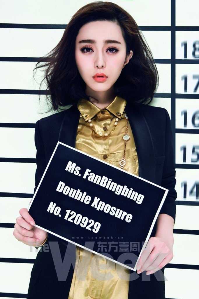 Nhưng sau photoshop không những khuôn mặt không trở nên đẹp hơn mà hoàn toàn không thể nhìn thấy vẻ đẹp riêng vốn có của cô nàng. Mặt bị kéo dài, cằm không nhọn mà rất bằng, hai bên má hóp mạnh. Nhưng sau photoshop không những khuôn mặt không trở nên đẹp hơn mà hoàn toàn không thể nhìn thấy vẻ đẹp riêng vốn có của cô nàng. Mặt bị kéo dài, cằm không nhọn mà rất bằng, hai bên má hóp mạnh.