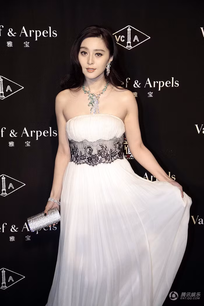 Mặt xinh, cằm nhọn, mắt to, mũi cao. Ảnh: QQ