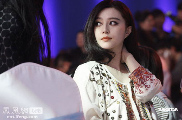 Photoshop quá đà khiến Phạm Băng Băng không còn là chính mình, đánh mất vẻ đẹp tự nhiên vốn có của mỹ nhân bậc nhất màn ảnh Hoa ngữ. Ảnh: Tungstar Photoshop quá đà khiến Phạm Băng Băng không còn là chính mình, đánh mất vẻ đẹp tự nhiên vốn có của mỹ nhân bậc nhất màn ảnh Hoa ngữ. Ảnh: Tungstar