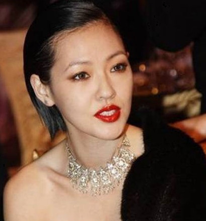 ...Vì nó còn đẹp hơn so với khuôn mặt trang điểm lòe loẹt đi dự tiệc.