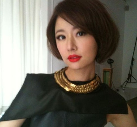 Nhưng khi trang điểm, mắt xanh môi đỏ khiến Lâm Tâm Như già hơn và không còn vẻ thanh thuần dễ thương.