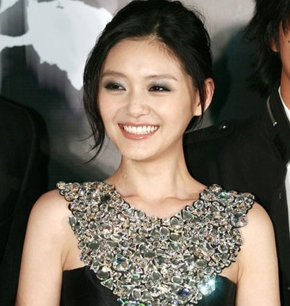 Nhưng sau khi trang điểm, màu mắt khói cùng môi nhạt tương phản với làn da trắng khiến gương mặt không hài hòa mà còn già hơn so với tuổi.