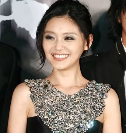 Nhưng sau khi trang điểm, màu mắt khói cùng môi nhạt tương phản với làn da trắng khiến gương mặt không hài hòa mà còn già hơn so với tuổi.