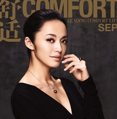 Sau khi trang điểm, cộng thêm photoshop không những không đẹp hơn và trông còn già hơn 10 tuổi.