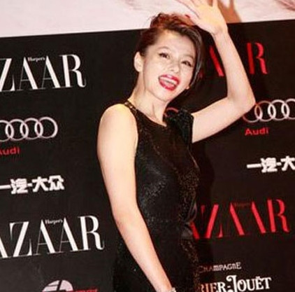 Nhưng khi trang điểm với môi đỏ mắt xanh thì quả thật rất hợp với tuổi thật của cô.