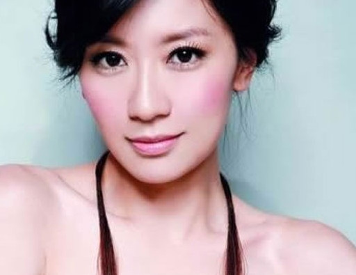 Tuy trang điểm vẫn giúp cô đẹp và nổi bật hơn nhưng không thấy được nét thanh thuần, trẻ trung so với mặt mộc.