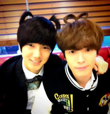 Chán đọ "sắc" với Kyuhyun, Yesung lại nhảy sang so sắc với mỹ nam Dong Hee.