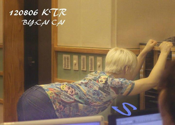 Sung Min đang tập thể dụng hay đang khoe vòng ba thế?