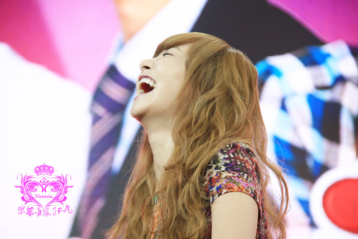 ...Và lúc cười cũng nghiêng ngả trời đất.