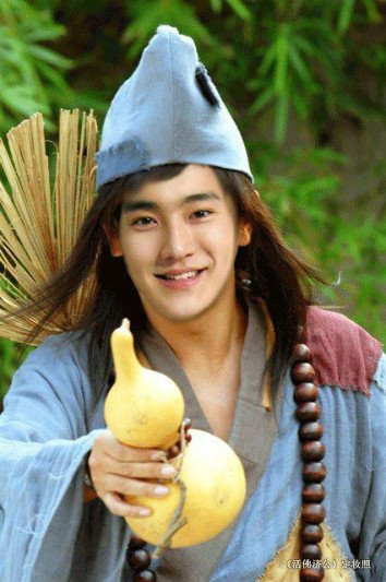 Dù có hóa thân thành Tế Công với bộ đồ "cái bang" thì Siwon vẫn đẹp trai ngời ngời.