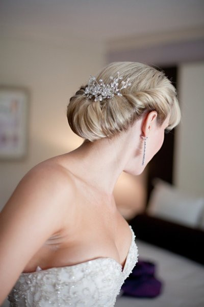 Những sợi tóc dài được vén gọn sau đầu hợp với cô dâu có khuôn mặt không thon thả.