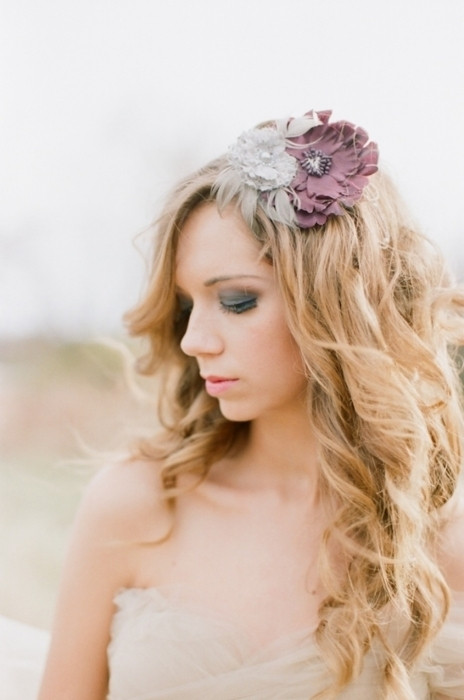 Thời trang đang dần nghiêng về xu hướng tự nhiên, giản dị, không cầu kỳ, do đó với mái tóc xoăn nhẹ cài thêm hoa cưới sẽ giúp gương mặt cô dâu thanh thoát hơn.