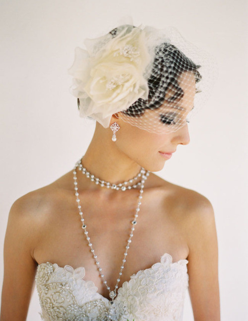 Lưới che mặt giúp cô dâu thêm phần gợi cảm.