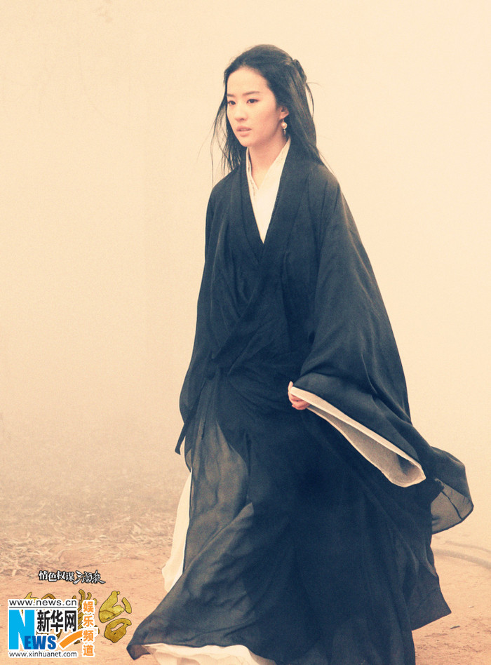 Trong bộ trang phục đen trắng, dường như không có bất kỳ trang sức nào đi kèm, rất tự nhiên. Có thể nói trong tất cả các bộ phim từ trước tới nay của Diệc Phi, Điêu Thuyền là tạo hình đơn giản nhất.