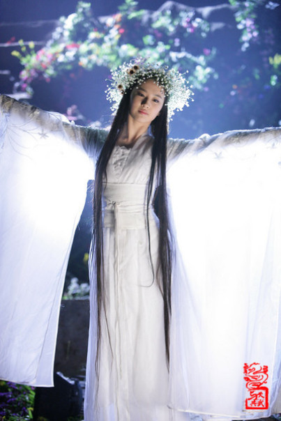 Bước đột phá của Lưu Diệc Phi trên màn ảnh chính là từ vai diễn "Tiểu Long Nữ" trong bộ phim "Tân Thần điêu đại hiệp 2006" cùng nam minh tinh Huỳnh Hiểu Minh.