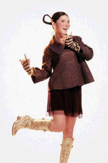 Tạ Na là một MC hài hước, nhưng có lẽ tạo hình này đã đi quá đà so với yêu cầu của một MC. Tạ Na là một MC hài hước, nhưng có lẽ tạo hình này đã đi quá đà so với yêu cầu của một MC.