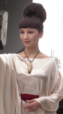 Triệu Nhã Chi lại giống như ma Nhật Bản với búi tóc cao trên đầu, đôi mắt dọa người và bộ trang phục trắng rộng thùng thình. Triệu Nhã Chi lại giống như ma Nhật Bản với búi tóc cao trên đầu, đôi mắt dọa người và bộ trang phục trắng rộng thùng thình.