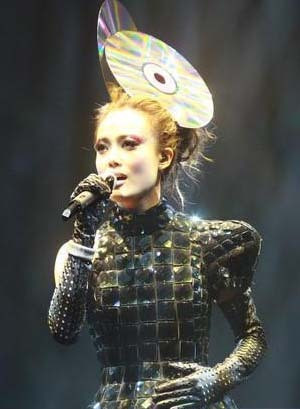 Ai cũng biết Dung Tổ Nhi là Diva hàng đầu Trung Quốc, nhưng lấy đĩa cài trên đầu cùng bộ đồ da đen khiến tạo hình của cô hoàn toàn biến thanh thảm họa. Ai cũng biết Dung Tổ Nhi là Diva hàng đầu Trung Quốc, nhưng lấy đĩa cài trên đầu cùng bộ đồ da đen khiến tạo hình của cô hoàn toàn biến thanh thảm họa.