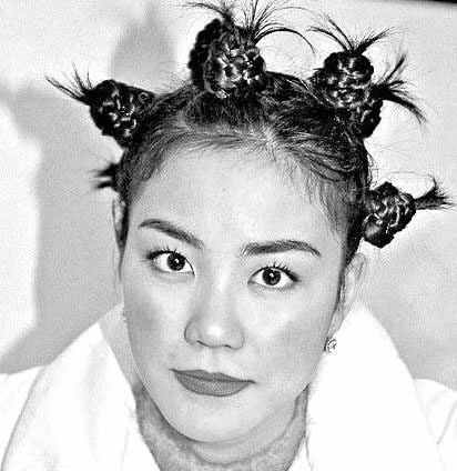 Vương Phi lại gây shock với kiểu đầu thủy lôi.