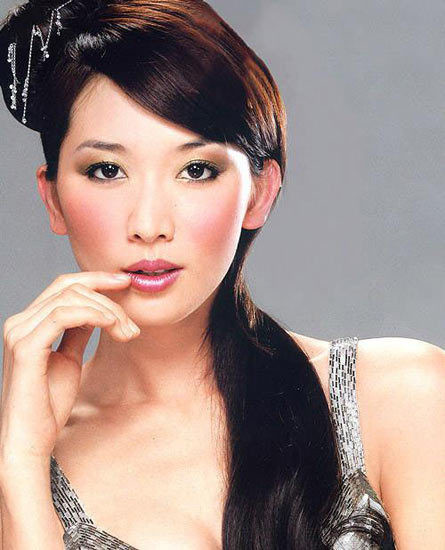 Lâm Chí Linh khiến người khác ngạc nhiên với váy ngắn gợi cảm và kiểu tóc cổ trang không có gì liên quan tới nhau. Lâm Chí Linh khiến người khác ngạc nhiên với váy ngắn gợi cảm và kiểu tóc cổ trang không có gì liên quan tới nhau.