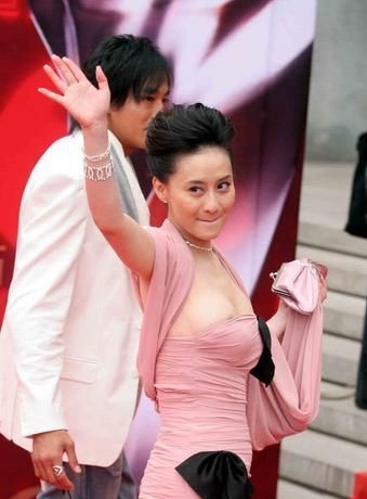 Váy hồng và nơ đen, hai màu cấm trong thời trang, đồng thời vành váy trễ xuống khiến cả vòng một lộ ra rõ ràng. Váy hồng và nơ đen, hai màu cấm trong thời trang, đồng thời vành váy trễ xuống khiến cả vòng một lộ ra rõ ràng.