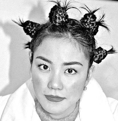 Vương Phi lại gây shock với kiểu đầu thủy lôi. Vương Phi lại gây shock với kiểu đầu thủy lôi.