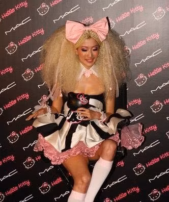 Tạ Đình Đình lòe loẹt, rườm rà với bộ váy sexy và kiểu tóc lườm xườm.