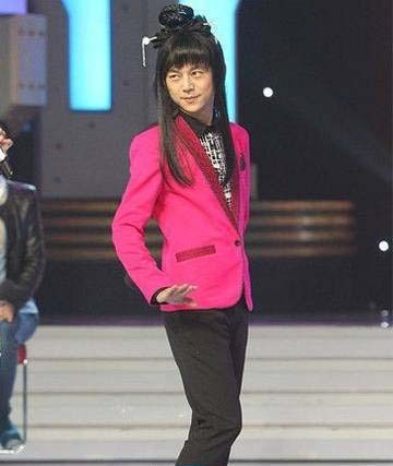 MC Hà Vận của "Happy camp" với kiểu đầu cổ trang của nữ giới và bộ com lê đen hồng không theo một tiêu chuẩn nào. MC Hà Vận của "Happy camp" với kiểu đầu cổ trang của nữ giới và bộ com lê đen hồng không theo một tiêu chuẩn nào.