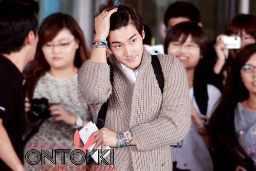 Siwon có vẻ khá ấm áp với áo len dày cộm. Siwon có vẻ khá ấm áp với áo len dày cộm.