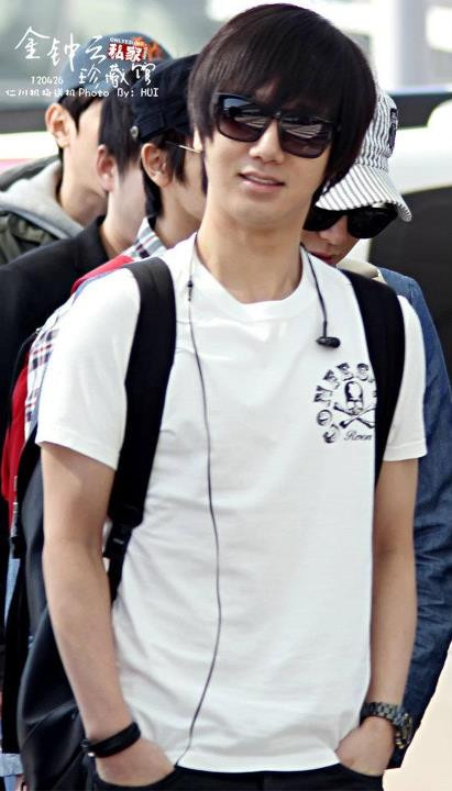 Yesung thoải mái, trẻ trung với phong cách T_shirt và quần jeans thường ngày. Yesung thoải mái, trẻ trung với phong cách T_shirt và quần jeans thường ngày.