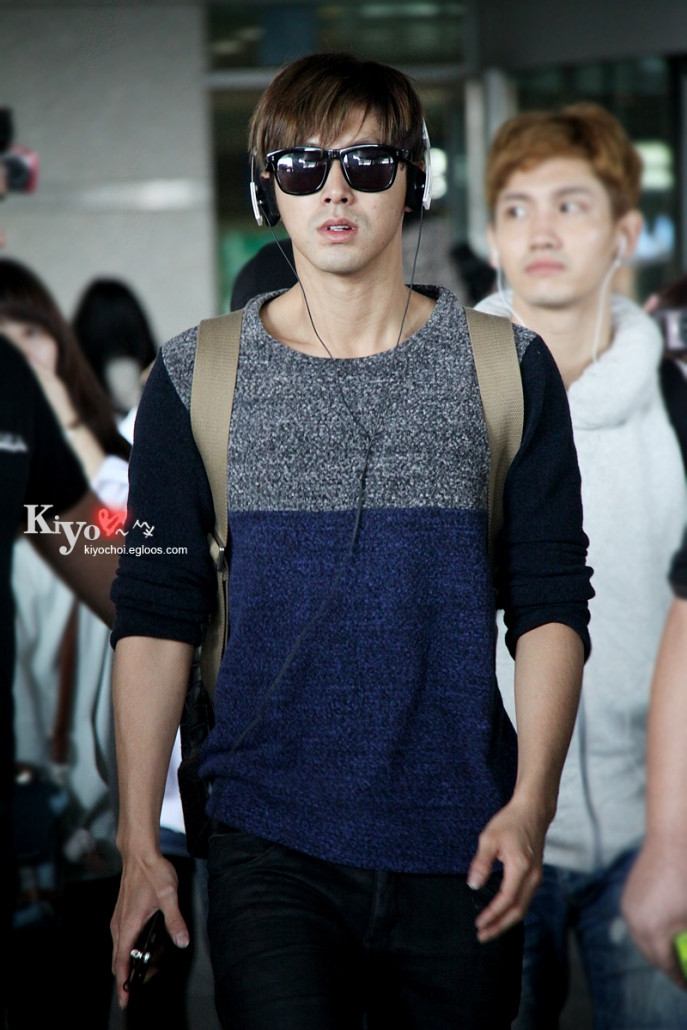 Yunho nam tính với áo len hai màu đi cùng quần jeans. Yunho nam tính với áo len hai màu đi cùng quần jeans.