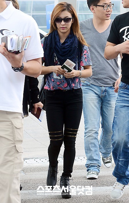 Luna f(x) trẻ trung với T-shirt và quần bó đi cùng khăn quàng đậm phong cách Hàn Quốc. Ảnh: Sportseoul Luna f(x) trẻ trung với T-shirt và quần bó đi cùng khăn quàng đậm phong cách Hàn Quốc. Ảnh: Sportseoul