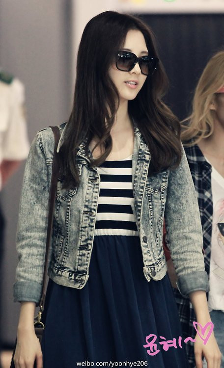 SeoHyun nữ tính với váy sọc đen trắng thân xanh. SeoHyun nữ tính với váy sọc đen trắng thân xanh.