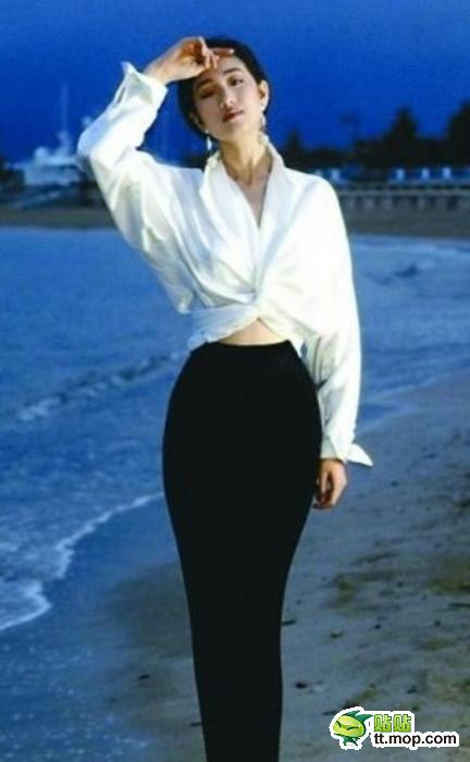 "Miêu nữ lang" đầu tiên của đạo diễn họ Trương cũng khiến đấng mày râu xao lòng với vẻ đẹp mĩ miều những ngày đầu vào nghề. Ảnh: tt.mop "Miêu nữ lang" đầu tiên của đạo diễn họ Trương cũng khiến đấng mày râu xao lòng với vẻ đẹp mĩ miều những ngày đầu vào nghề. Ảnh: tt.mop