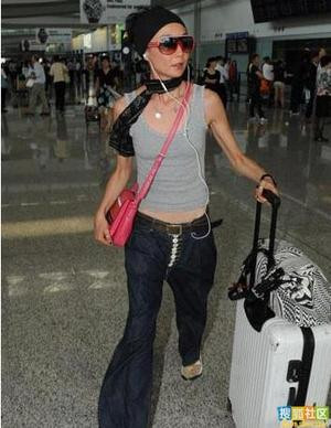 Bây giờ cô đã trở thành "người đẹp cò hương" với cơ thể quá gầy. Bây giờ cô đã trở thành "người đẹp cò hương" với cơ thể quá gầy.