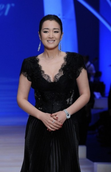 Một hành động rất bình thường nhưng cũng khiên mọi người chú ý vào cánh tay của Củng Lợi. Một hành động rất bình thường nhưng cũng khiên mọi người chú ý vào cánh tay của Củng Lợi.