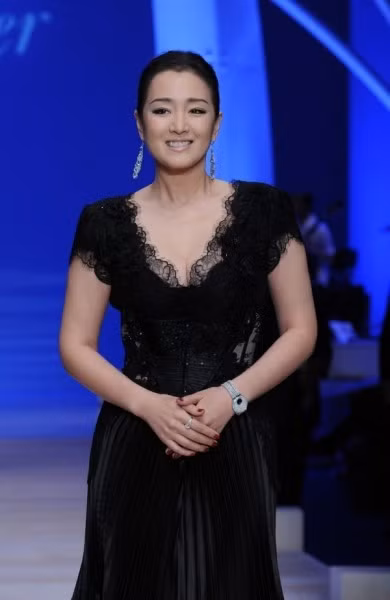 Một hành động rất bình thường nhưng cũng khiên mọi người chú ý vào cánh tay của Củng Lợi.