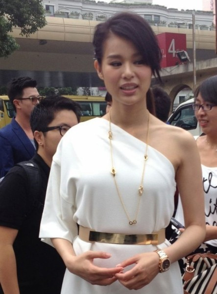 Hồ Hạnh Nhi váy trắng và trang sức đồng màu. Hồ Hạnh Nhi váy trắng và trang sức đồng màu.