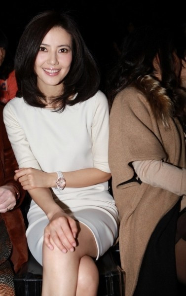 Điệu đà, nhẹ nhàng nhưng tinh tế, Cao Viên Viên cũng khoe được chiếc đồng hồ hàng hiệu khi nhẹ giơ tay lên tạo dáng. Điệu đà, nhẹ nhàng nhưng tinh tế, Cao Viên Viên cũng khoe được chiếc đồng hồ hàng hiệu khi nhẹ giơ tay lên tạo dáng.