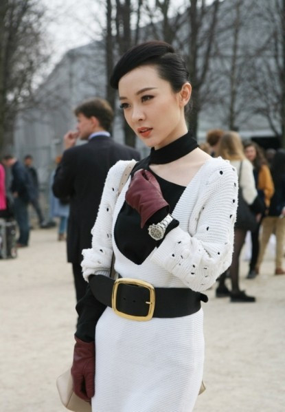 Hoắc Tư Yến thoải mái khoe đồng hồ ở Paris. Hoắc Tư Yến thoải mái khoe đồng hồ ở Paris.