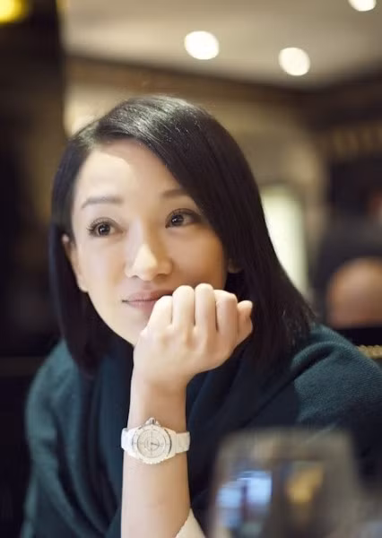 Châu Tấn chống cằm làm dáng khoe luôn hàng hiệu.