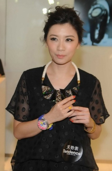 Chọn đồng hồ nhiều sắc màu là cách gây chú ý của Giả Tịnh Văn. Chọn đồng hồ nhiều sắc màu là cách gây chú ý của Giả Tịnh Văn.