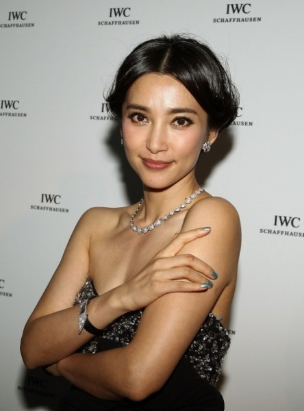 Lý Băng Băng khi để vai trần cùng tay trần thì chiếc đồng hồ rất nổi. Lý Băng Băng khi để vai trần cùng tay trần thì chiếc đồng hồ rất nổi.