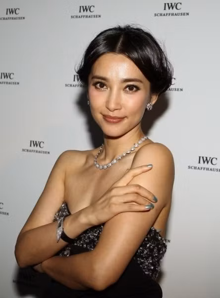 Lý Băng Băng khi để vai trần cùng tay trần thì chiếc đồng hồ rất nổi.