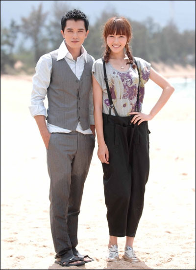 Một là tài tử đẹp trai, nổi tiếng, được gọi là "ông hoàng rating" hiện nay của màn ảnh Đài Loan. Một là người đẹp nằm trong danh sách những ngọc nữ mới của màn ảnh Hoa ngữ. Một là tài tử đẹp trai, nổi tiếng, được gọi là "ông hoàng rating" hiện nay của màn ảnh Đài Loan. Một là người đẹp nằm trong danh sách những ngọc nữ mới của màn ảnh Hoa ngữ.