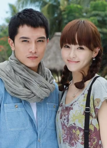 Tuy chưa nhận được lời tuyên bố chính thức từ những người trong cuộc, nhưng chuyện tình của cặp đôi "kim đồng ngọc nữ" của màn ảnh Hoa ngữ thu hút được sự chú ý của rất nhiều người.