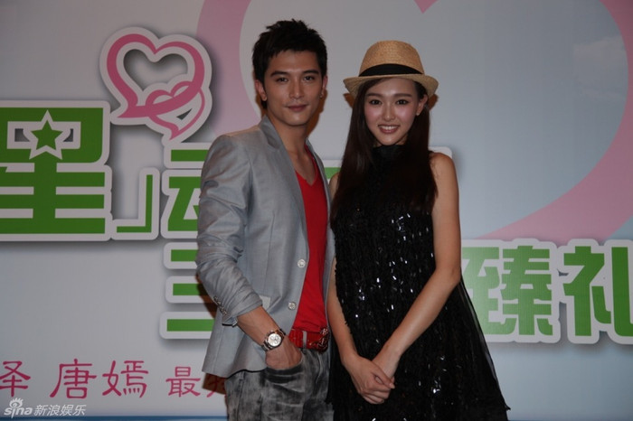 Có tin đồn rằnơcsau khi quay xong “Ba thiên kim nhà họ Hạ”, Khưu Trạch và Đường Yên đã ra mắt gia đình hai bên, hai người đã đến Ủy ban nhân dân địa phương nơi ở của Đường Yên để đăng ký kết hôn. Bởi vậy ngay cả những người bạn thân nhất cũng không hề hay biết về thông tin này, gia đình hai bên chỉ làm một bữa cơm thân mật để chúc mừng cho đôi trẻ. Có tin đồn rằnơcsau khi quay xong “Ba thiên kim nhà họ Hạ”, Khưu Trạch và Đường Yên đã ra mắt gia đình hai bên, hai người đã đến Ủy ban nhân dân địa phương nơi ở của Đường Yên để đăng ký kết hôn. Bởi vậy ngay cả những người bạn thân nhất cũng không hề hay biết về thông tin này, gia đình hai bên chỉ làm một bữa cơm thân mật để chúc mừng cho đôi trẻ.